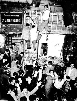 bazı gruplar gayrimüslimlere ait dükkanları tahrip etmişlerdi