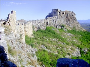 Adana’nın yarı yıkılmış duvarları