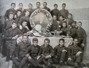 Sanasaryan Okulu öğrencileri