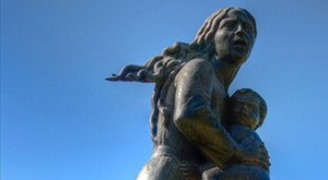 'Küllerinden Doğan Anne' heykeli