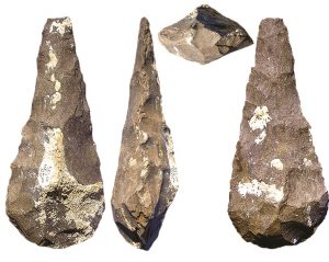 EC Taşir bölgesi, Kurtan, kesici alet, orta aşil, günümüzden 600-250 bin yıl önce (müteakiben b.y.ö.), bazalt (kazılar ve fotoğraflar V. Lyubin ve E. Belyayeva)