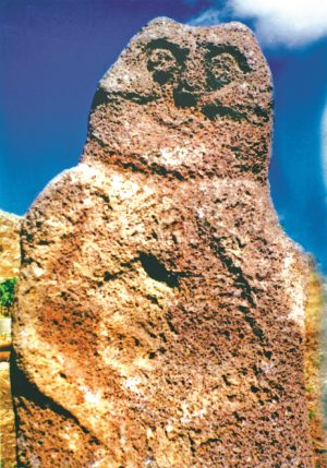 EC Kotayk bölgesi, Zar, kaya resimleri ortamında idol, M.Ö. V.-III. binyıl, bazalt (fotoğraf A. Sedrakyan)