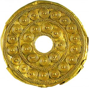 EC Aragadsotn bölgesi, Aşağı Naver, 3 No’lu mezar, süs iğnesi başı, M.Ö. XX.-XIX. yüzyıl, altın, akik (kazılar H. Simonyan, fotoğraf V. Hakobyan. Alıntı: А. Simonyan, 2010, s. 47, ris. 2)