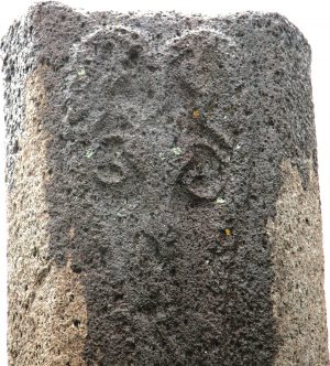 EC Yerevan, boğa başı rölyefli sütun şeklinde ejder anıtı, M.Ö. XVII.-XVI. binyıl, bazalt (fotoğraf H. Simonyan)