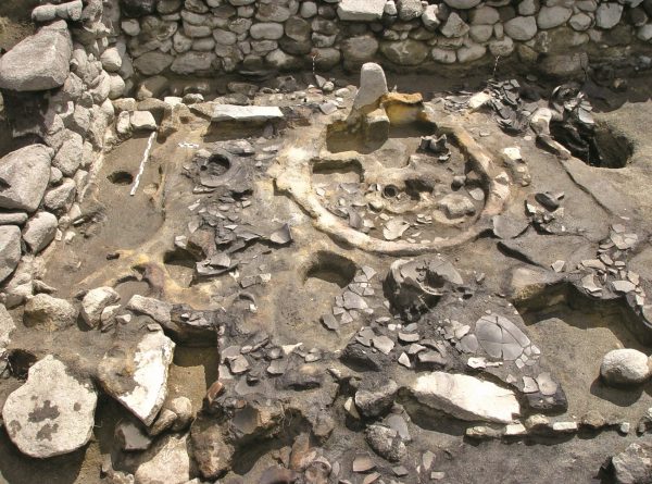 EC Aragadsotn bölgesi, Geğarot, mabedin genel görüntüsü, M.Ö. XV.-XIV. yüzyıl (kazılar R. Badalyan ve A. Smit, fotoğraf A. Smit. Alıntı: Au Pied, 2007, p. 20)