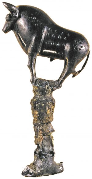 EC Geğarkunik bölgesi, Lçaşen, boğa heykelciği, M.Ö: XV.-XIV. yüzyıl, bronz (kazılar H. Mnatsakanyan, fotoğraf V. Hakobyan. Alıntı: Au Pied, 2007, p. 67, fig. 21; U podnojiya, 2008, ris. 20)