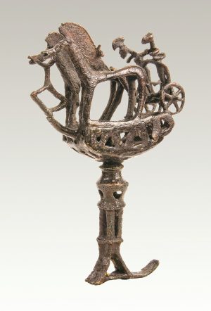 EC Geğarkunik bölgesi, Lçaşen, savaş arabası maketi, M.Ö. XV.-XIV. yüzyıl, bronz (kazılar H. Mnatsakanyan, fotoğraf V. Hakobyan. Alıntı: Arménie, 1996, fig. 52)