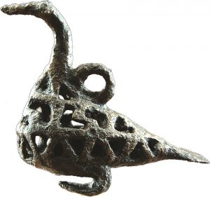 EC Geğarkunik bölgesi, Lçaşen, kuş şeklinde takı, M.Ö. XIV.-XII. yüzyıl, bronz (kazılar H. Mnatsakanyan, fotoğraf V. Hakobyan)