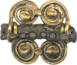 EC Aragadsotn bölgesi, Yukarı Naver, IA mezar, toka, M.Ö. XVI.-XV. yüzyıl, altın, gümüş (kazılar ve fotoğraf H. Simonyan)