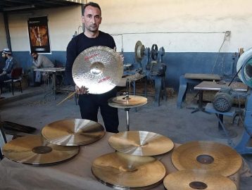 EDNIRNE‚ÄôNIN UZUNKOPRU ILCESI‚ÄôNDE  MUSTAFA ER, IS YERINDE  BRONZ, BAKIR VE KALAYDAN  URETTIGI  EL YAPIMI BATERI ZILLERINI BASTA AMERIKA OLMAK UZERE AVRUPA ULKELERINE IHRAC EDIYOR. (FOTO: ALI CAN ZERAY/EDIRNE-DHA)