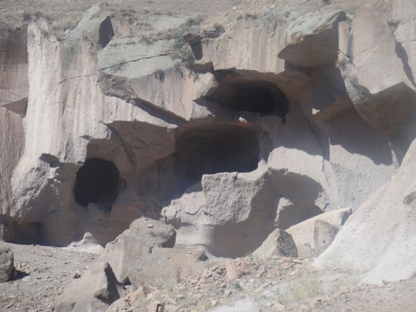 Անիի քարայրները