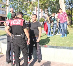 Atatürk Heykelini Yakmaya Kalkıştı