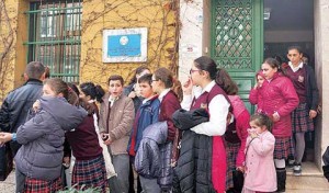 Alev alev yanan baraka bitisikteki okulda ogrencilere buyuk kork