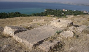 Հայկական գերեզման մը` նկարուած տարիներ առաջ` նախքան պղծումի ենթարկուիլը 