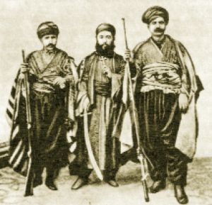 Զեյթունի 1862 թ-ի ապստամբության ղեկավարները. ձախից աջ` իշխան Ղազար Շովրոյանը, տեր Մովսես Խաչուկենցը և իշխան Աստվածատուր Ենիտունյանը