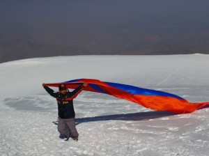 Արարատի գագաթին 100 մետրանոց եռագույն