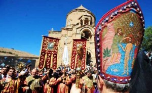 Վանի Ս. Խաչ Եկեղեցւոյ Պատարագը