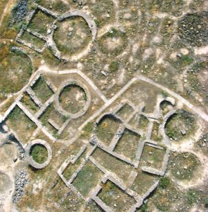 Երևան, Շենգավիթ, կենտրոնական պեղավայրի տեսքն օդապարուկից, Ք.ա. XXIX-XXV դդ. (պեղ.՝ Ս. Սարդարյանի, լուս.՝ Գ. Դավթյանի) 