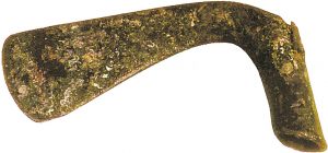 ՀՀ Շիրակի մարզ, ք. Գյումրի, 1959 թ., կախկոթառ կացին, Ք.ա. XXVII-XXV դդ., բրոնզ (առաջին հրատարակումը՝ Հ. Մարտիրոսյանի, լուս.՝ Վ. Հակոբյանի: Ըստ` Arménie. Trésors de l’Arménie ancienne, 1996, նկ. 13, այսուհետ՝ Arménie) 