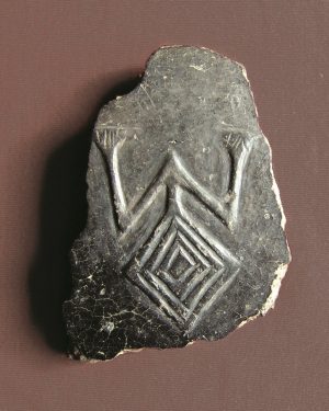 ՀՀ Լոռու մարզ, Վանաձորի երկրագիտական թանգարան, խեցու բեկոր՝ աղոթող կնոջ հարթաքանդակով, Ք.ա. XXIX-XXVII դդ. (լուս.` Հ. Սիմոնյանի) 