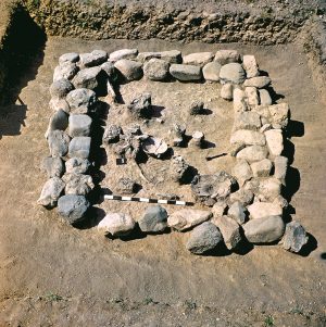 ՀՀ Տավուշի մարզ, Ջողազ, N 2 դամբարան, Ք.ա. XXV դ. (պեղ. Գ. Արեշյանի և Հ. Սիմոնյանի, լուս.` Հ. Սիմոնյանի) 