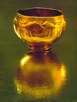 ՀՀ Լոռու մարզ, Վանաձոր, Արքայական դամբանաբլուր, գավաթ, XXI-XIX դդ., ոսկի (պեղ.՝ Բ. Պիոտրովսկու, լուս.` Վ. Հակոբյանի: Ըստ` Arménie, 1996, ֆիգ. 25) 