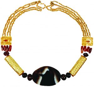 ՀՀ Կոտայքի մարզ, Քարաշամբ, Մեծ դամբանաբլուր, մանյակ, Ք.ա. XXIII-XXII դդ., ոսկի, սարդիոն, մեղեսիկ (պեղ.` Վ. Հովաննիսյանի, լուս.` Վ. Հակոբյանի: Ըստ` У подножия, 2008, рис. 8; Au Pied, 2007, p. 50, fig. 3) 