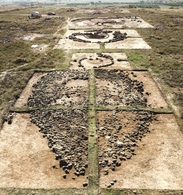 ՀՀ Արագածոտնի մարզ, Ներքին Նավեր, NN 1-5 դամբարանների ընդհանուր տեսքը, Ք.ա. XXIII-XX դդ. (պեղ.` Հ. Սիմոնյանի, լուս.` Վ. Հակոբյանի: Ըստ՝ Акоп Симонян, 2009, Изображение мирового дракона-змея..., Media Inform, Drgo Barzini, N 1, p. 20) 