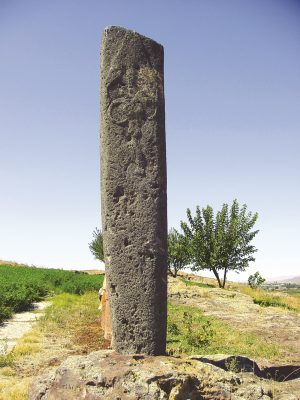 ՀՀ Արմավիրի մարզ, Մեծամոր, վիշապակոթող, Ք.ա. XVII-XVI դդ., բազալտ (լուս.` Հ. Սիմոնյանի) 