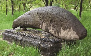 Երևան, սյունաձև վիշապակոթող ցլի գլխի հարթաքանդակով, Ք.ա. XVII-XVI հազ., բազալտ (լուս.` Հ. Սիմոնյանի) 