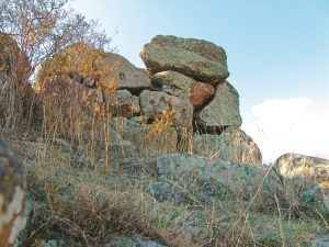 ՀՀ Արագածոտնի մարզ, Արտաշավան, հատված ամրոցի պարսպից, Ք.ա. XIV-XI դդ. (լուս.` Հ. Սիմոնյանի) 