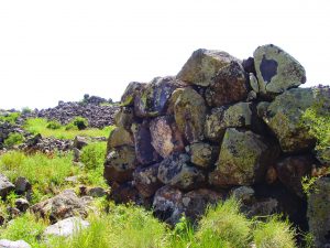 ՀՀ Արագածոտնի մարզ, Ուջան, հատված Մոտկան բերդի պարսպից, Ք.ա. XIV-XI դդ. (լուս.` Հ. Սիմոնյանի) 