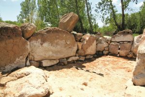 ՀՀ Արագածոտնի մարզ, Վերին Նավեր, IA դամբանասրահը, Ք.ա. XVI-XV դդ. (պեղ. և լուս.` Հ. Սիմոնյանի) 