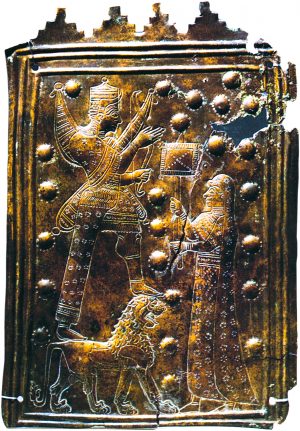 Պատմական Հայաստան, Հիրկանիս, Լուվրի թանգարան, ընծայական թիթեղ՝ Խալդիի և Արուբանիի պատկերներով, Ք.ա. VIII դ., բրոնզ (Ըստ` Arménie, 1996, fig. 144) 