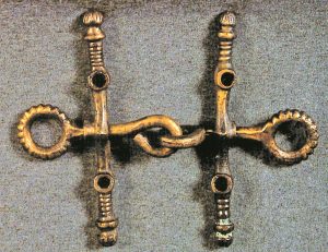 ՀՀ Լոռու մարզ, Լոռի-բերդ, դամբարան N 62, ձիու սանձ, Ք.ա. VIII-VII դդ., բրոնզ (պեղ.՝ Ս. Դևեջյանի: Ըստ` Arménie, 1996, fig. 128) 