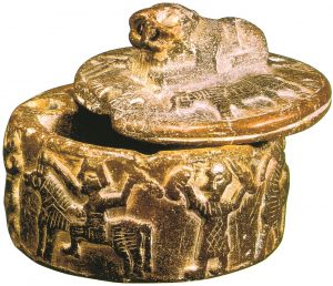 Երևան, Կարմիր բլուր (Թեյշեբաինի), զարդատուփ, Ք.ա. VII դ., քար (պեղ.՝ Բ. Պիոտրովսկու, լուս.՝ Վ. Հակոբյանի: Ըստ` Armenien Wiederentdeckung einer alten Kulturlandschaft, 1995, fig. 112, այսուհետ` Armenien, 1995; Arménie, 1996, fig. 143) 