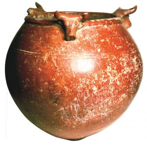 Երևան, Ավտոագրեգատների գործարան, դամբարան, աճյունասափոր` ցլագլուխ քանդակներով, Ք.ա. VIII դ., թրծակավ (պեղ.՝ Ս. Եսայանի, Լ. Բիյագովի, լուս.՝ Ա. Մարտիրոսյանի: Ըստ` Arménie, 1996, p. 122, cat. 130) 