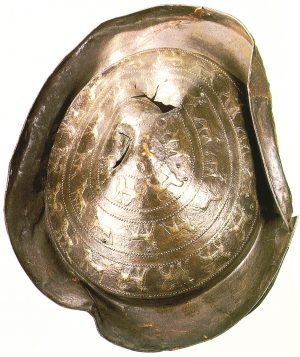 Երևան, Կարմիր բլուր (Թեյշեբաինի), վահան` Ռուսա Ա-ի նվիրատվական արձանագրությամբ, Ք.ա. VIII դ., բրոնզ (պեղ.՝ Բ. Պիոտրովսկու: Ըստ` Armenien, 1995, fig. 44; Arménie, 1996, fig. 109) 