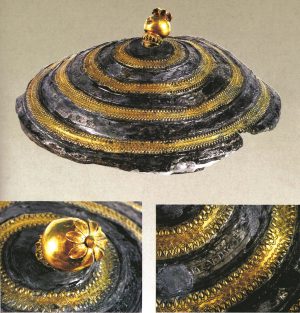 Երևան, Կարմիր բլուր (Թեյշեբաինի), զարդատուփի կափարիչ՝ նռնաձև բռնակով և Արգիշթի Ա-ի արձանագրությամբ, Ք.ա. VIII դդ., բրոնզ, ոսկի (պեղ.՝ Բ. Պիոտրովսկու, լուս.՝ Վ. Հակոբյանի: Ըստ` ՀՀՈ, 2007, աղ. XCIII) 