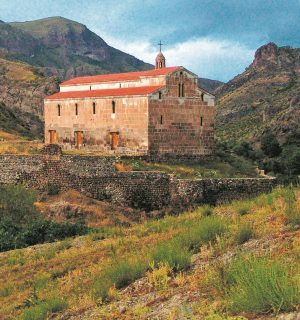 Արցախ, Քաշաթաղի շրջան, Ծիծեռնավանք, II-VII դդ. (պեղ. և լուս.՝ Հ. Սիմոնյանի: Ըստ՝ Արցախի և ազատագրված տարածքների 1990-2005 թթ. հնագիտական հետազոտությունների... ցանկ, 2007, էջ 19) 