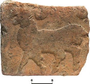 ՀՀ Արագածոտնի մարզ, Աղցք, խոյի հարթաքանդակ, IV դ., թրծած աղյուս (պեղ.՝ Հ. Սիմոնյանի, լուս.` Վ. Հակոբյանի) 