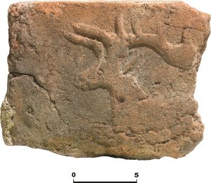 ՀՀ Արագածոտնի մարզ, Աղցք, եղջերվի հարթաքանդակ, IV դ., թրծած աղյուս (պեղ.՝ Հ. Սիմոնյանի, լուս.` Վ. Հակոբյանի) 