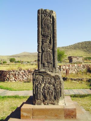 ՀՀ Արագածոտնի մարզ, ք. Թալին, քառակող կոթող, IV-V դդ., տուֆ (լուս.` Հ. Սիմոնյանի) 