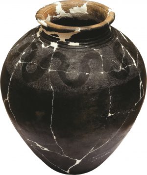 ՀՀ Արագածոտնի մարզ, Ներքին Նավեր, դամբարան N 3, սև փայլեցված կարաս` համաշխարհային վիշապօձի պատկերով, Ք.ա. XX-XIX դդ. (պեղ.` Հ. Սիմոնյանի, լուս.` Վ. Հակոբյանի: Ըստ՝ Акоп Симонян, 2009, Изображение мирового..., Media Inform, Drgo Barzini, N 1, p. 23, fig. 4) 