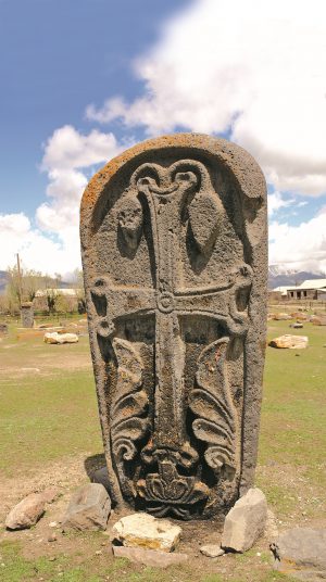ՀՀ Գեղարքունիքի մարզ, Մեծ Մազրա, խաչքար, 881 թ., բազալտ (լուս.՝ Զ. Սարգսյանի) 