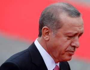 epa04964093 Turkish President Recep Tayyip Erdogan inspects a guard of honor during the official welcome for him at Brussels' Royal palace, in Brussels, Belgium, 05 October 2015. The Turkish President is on a two days official visit in Belgium during which Erdogan is scheduled to hold talks with top EU officials on the migration crisis and the situation in Turkey.  EPA/OLIVIER HOSLET