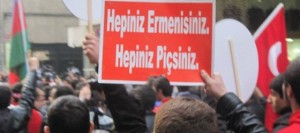 Հակահայ գրություններով պաստառներ