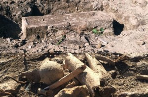 Rum Kilisesi'nin bahçesinde insan kemikleri