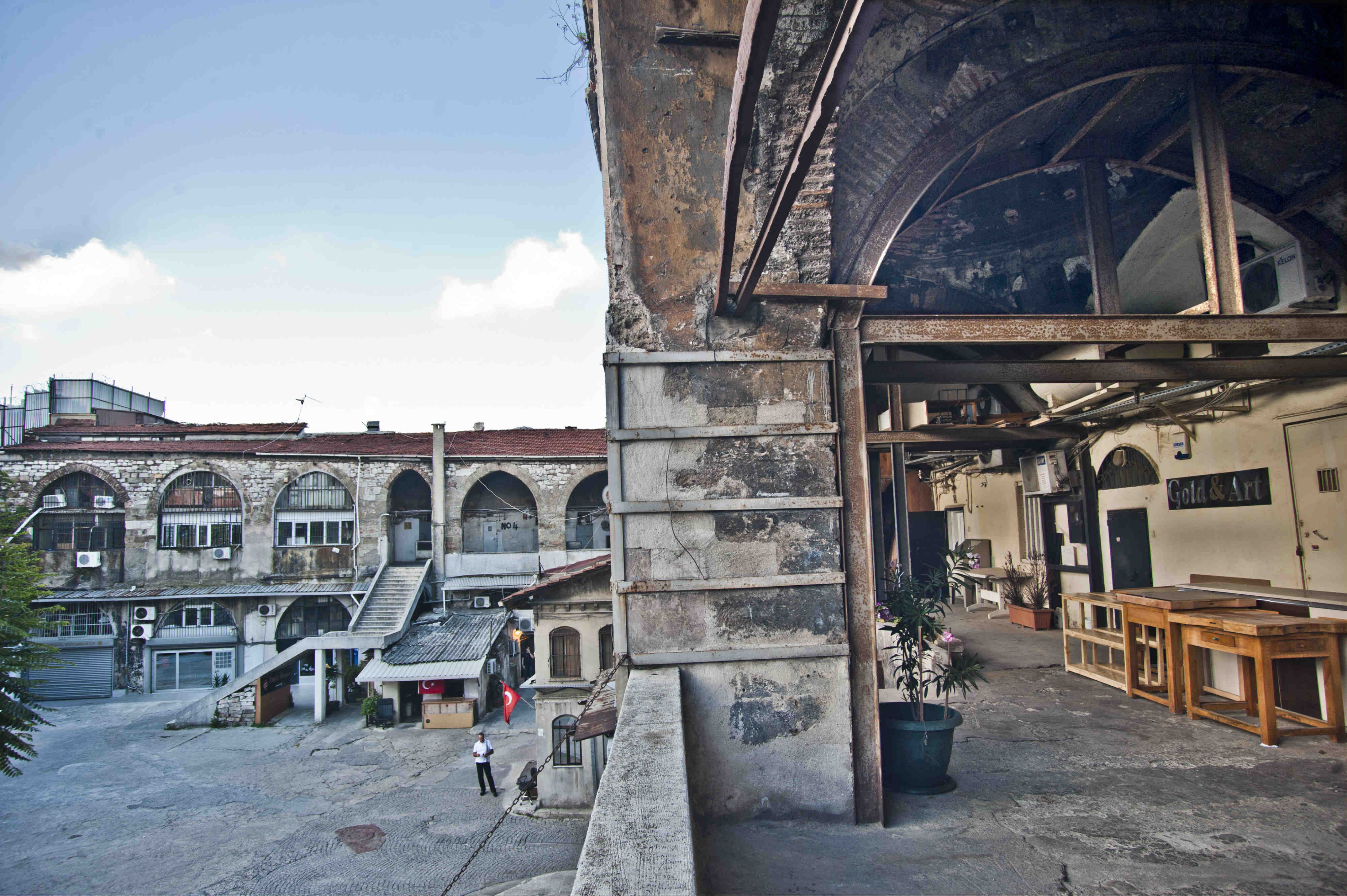 Vezir Hanı denen çelikli, iplikli, hikâyeli bir koca dünya
