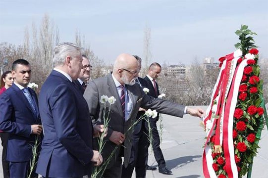 Polonya Senatosu’nun heyeti, Ermeni Soykırımı Anıt Kompleksi’ni ziyaret etti